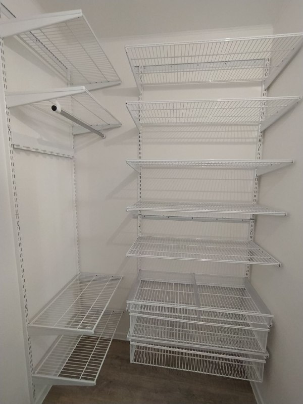 Белая угловая гардеробная с выдвижными корзинами, ~1,5×1,7 м, фото 1