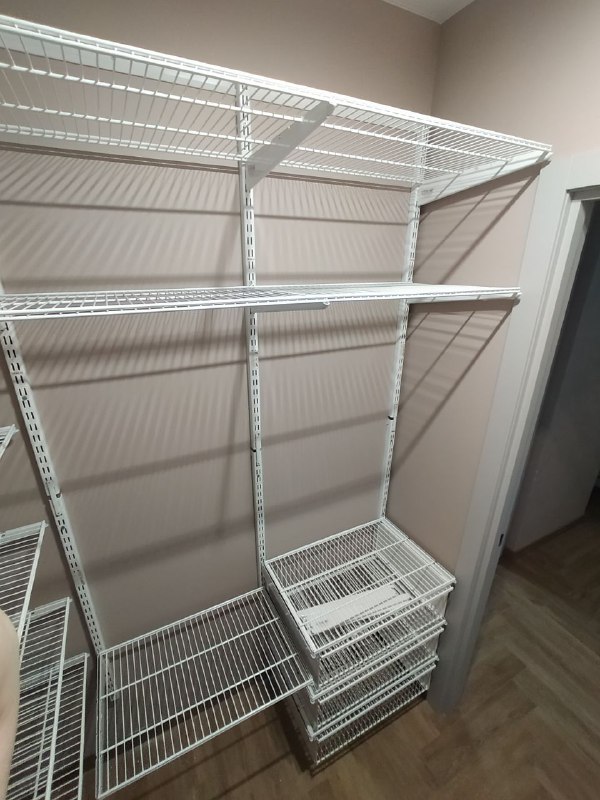 Белая угловая гардеробная с выдвижными корзинами, ~1,4×2,2 м, фото 1