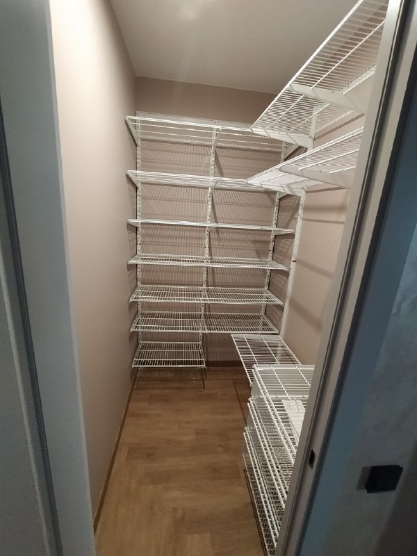 Белая угловая гардеробная с выдвижными корзинами, ~1,4×2,2 м, фото 2