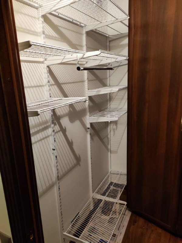 Белая угловая гардеробная с выдвижными корзинами, ~1,2×1,5 м, фото 1