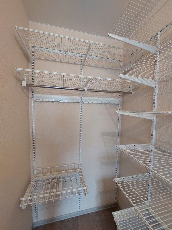 Белая угловая гардеробная с выдвижными корзинами, ~1,3×2 м, фото 2