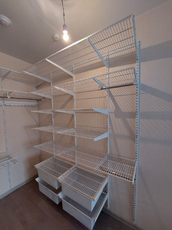 Белая угловая гардеробная с выдвижными корзинами, ~1,3×2 м, фото 3