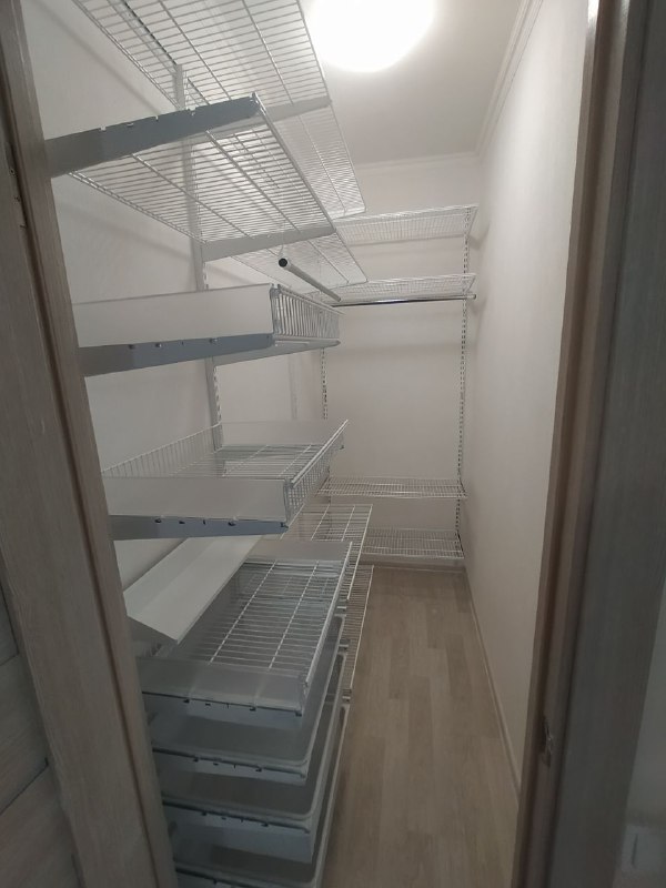 Белая угловая гардеробная с выдвижными корзинами, ~1,8×2 м, фото 1