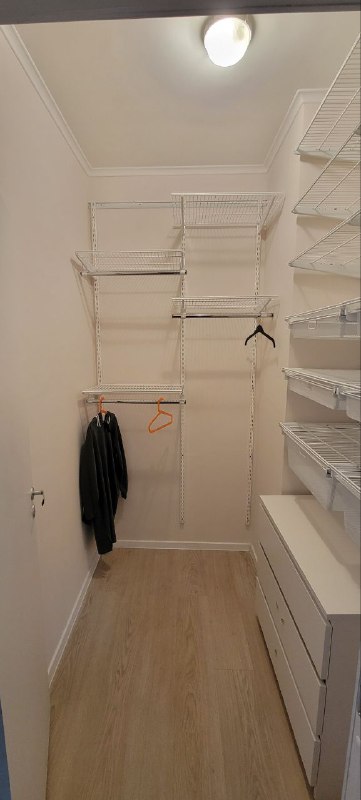 Белая угловая гардеробная с выдвижными корзинами, ~1,8×1,5 м, фото 1