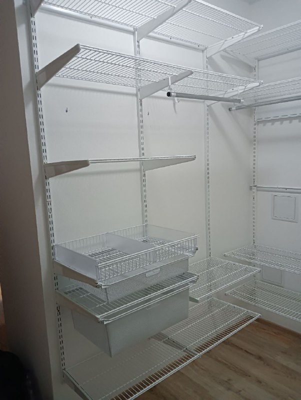 Белая угловая гардеробная с выдвижными корзинами, ~1,3×1,6 м, фото 1