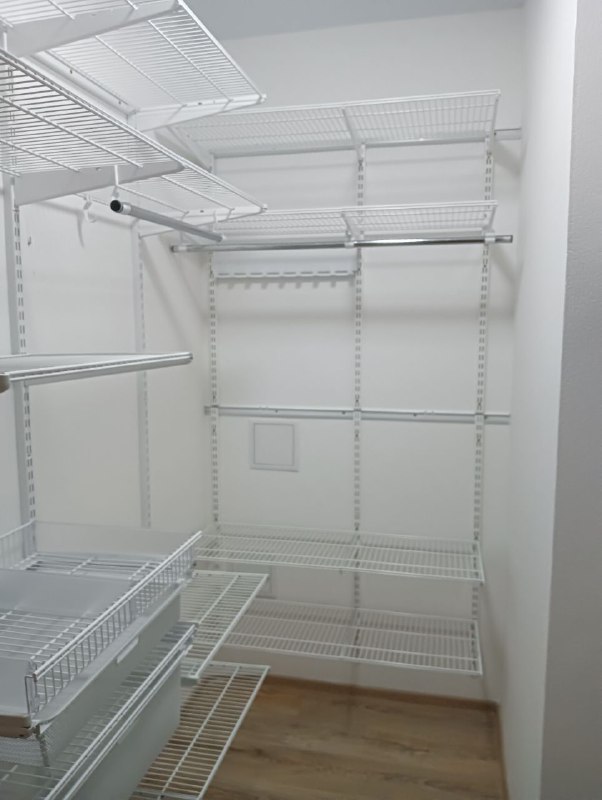 Белая угловая гардеробная с выдвижными корзинами, ~1,3×1,6 м, фото 2