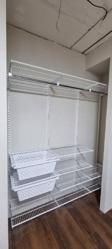 Белая угловая гардеробная с выдвижными корзинами, ~1,5×2 м, фото 2