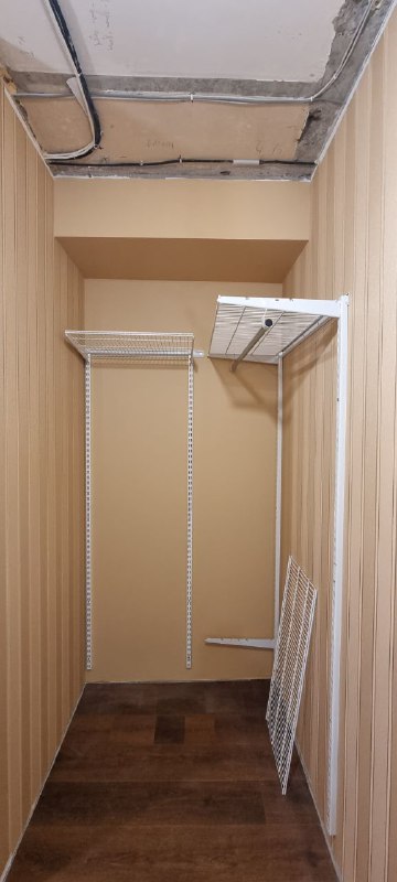 Белая угловая гардеробная с выдвижными корзинами, ~1,5×2 м, фото 3
