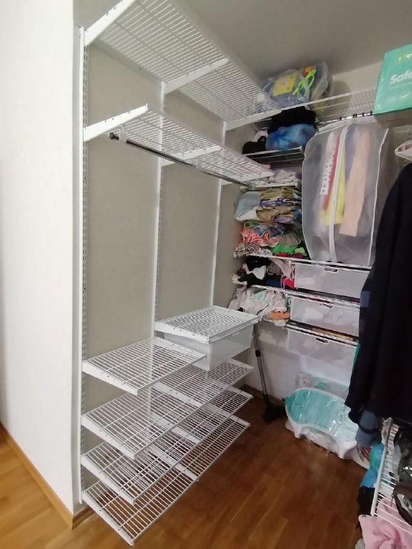 Белая угловая гардеробная с выдвижными корзинами, ~2,4×1,8 м, фото 1
