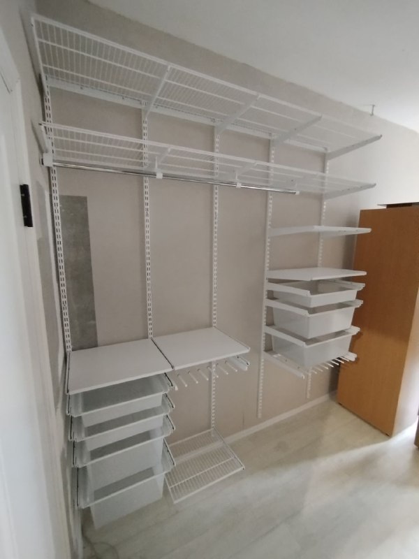 Белая угловая гардеробная с зеркалом, ~2,8×2,7 м, фото 3