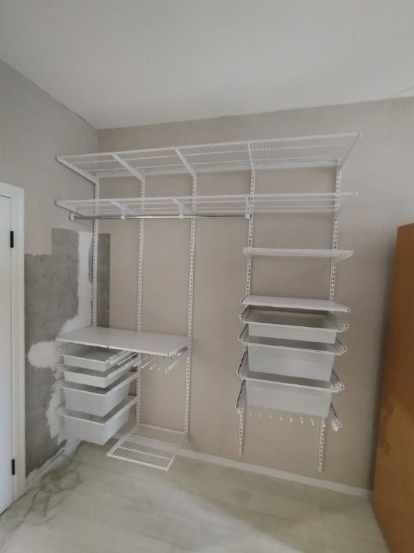 Белая угловая гардеробная с зеркалом, ~2,8×2,7 м, фото 4