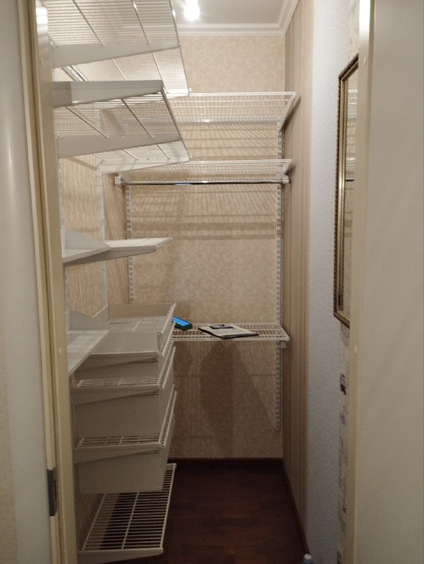 Белая угловая гардеробная с зеркалом, ~1,5×2 м, фото 3