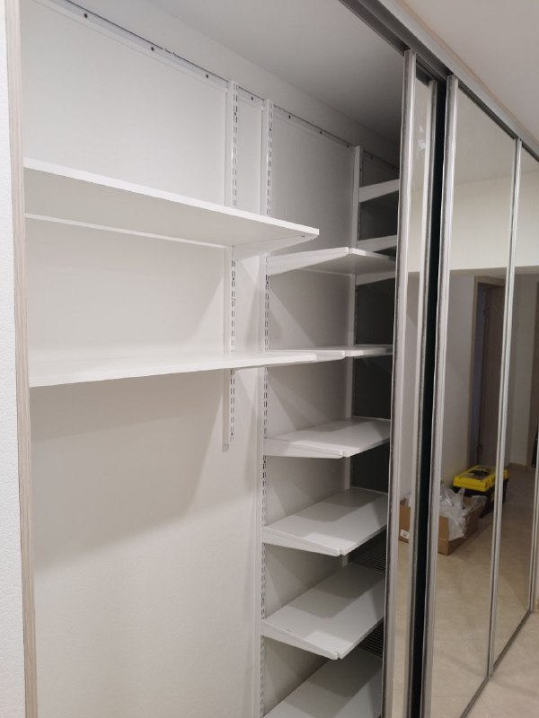Белая угловая гардеробная с зеркалом и дверями-купе, фото 1