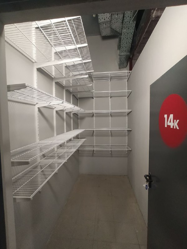 Белая угловая кладовка, ~1,8×2,7 м, фото 2