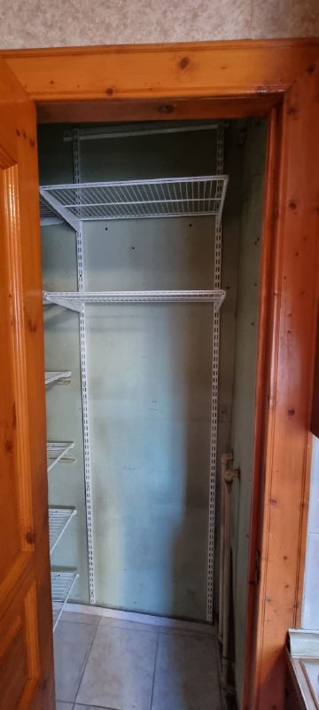 Белая угловая кладовка, ~0,8×1,3 м, фото 1