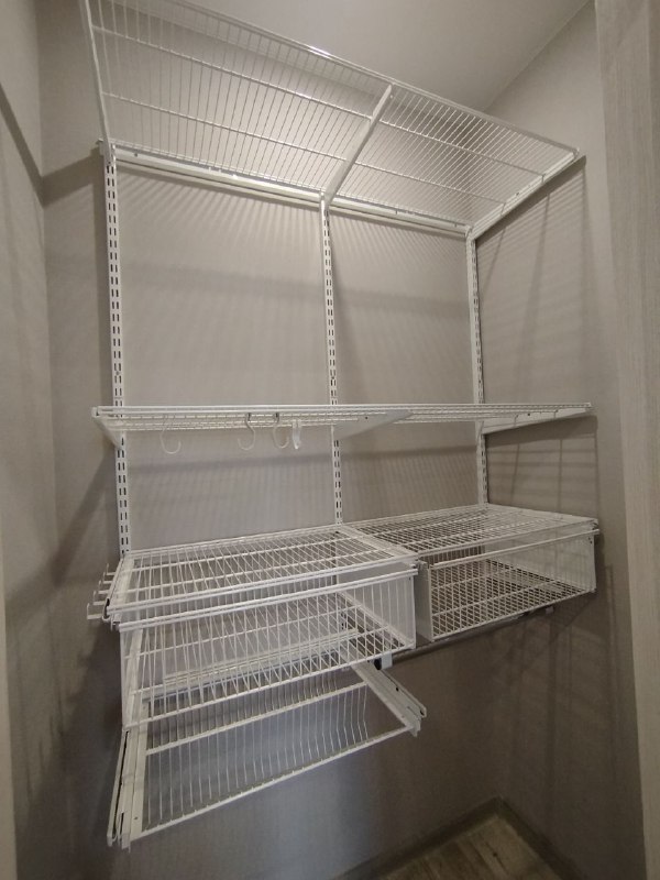 Белая угловая кладовка с выдвижными корзинами, ~1,3×0,9 м, фото 1