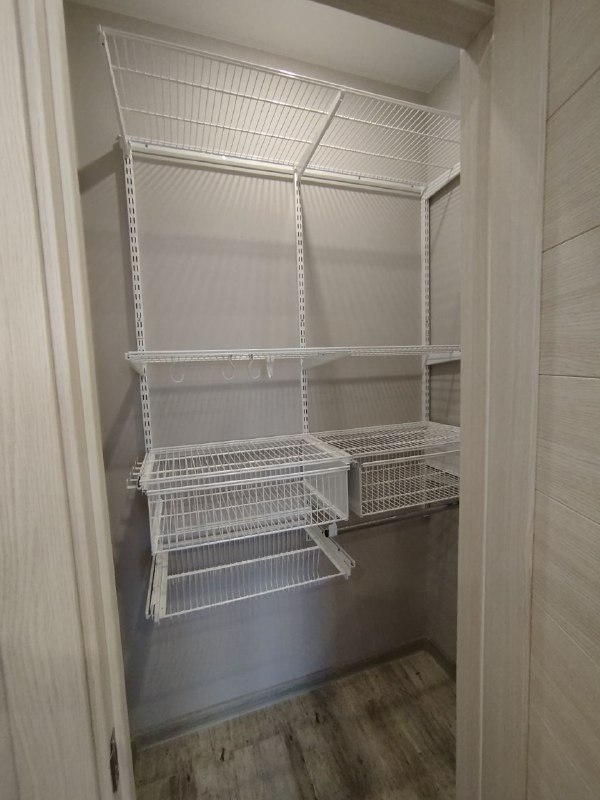 Белая угловая кладовка с выдвижными корзинами, ~1,3×0,9 м, фото 2