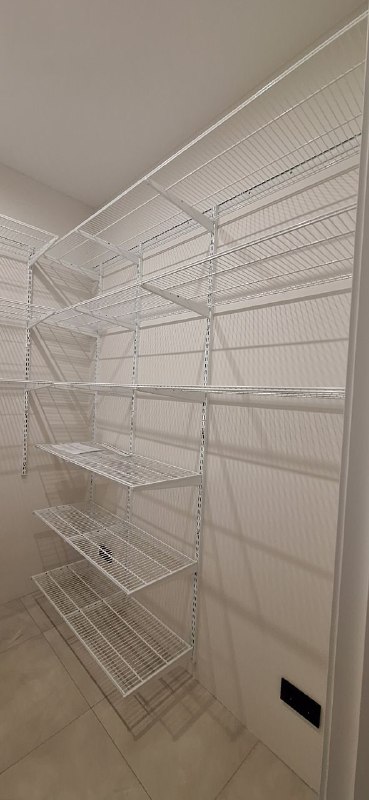 Белая угловая постирочная, ~1,8×2 м, фото 1