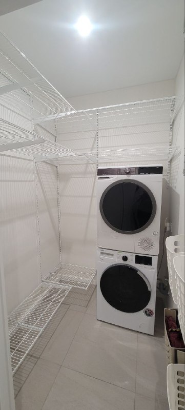 Белая угловая постирочная, ~1,8×2,4 м, фото 1
