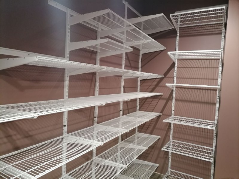 Белая угловая постирочная, ~1,8×2,4 м, фото 1