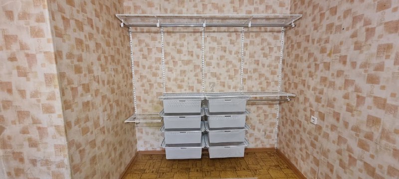 Белая угловая постирочная с выдвижными корзинами, ~2×1,5 м, фото 1