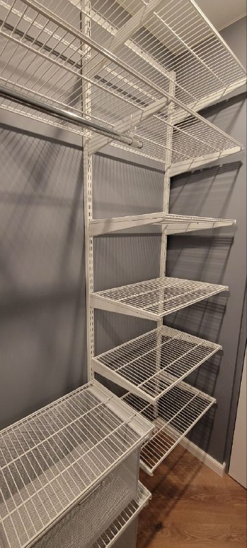 Белая угловая постирочная с выдвижными корзинами, ~1,5×2 м, фото 1