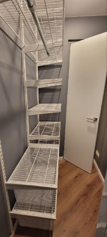 Белая угловая постирочная с выдвижными корзинами, ~1,5×2 м, фото 4