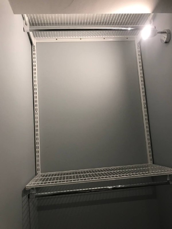 Белая угловая постирочная с выдвижными корзинами, ~1,4×1,6 м, фото 1