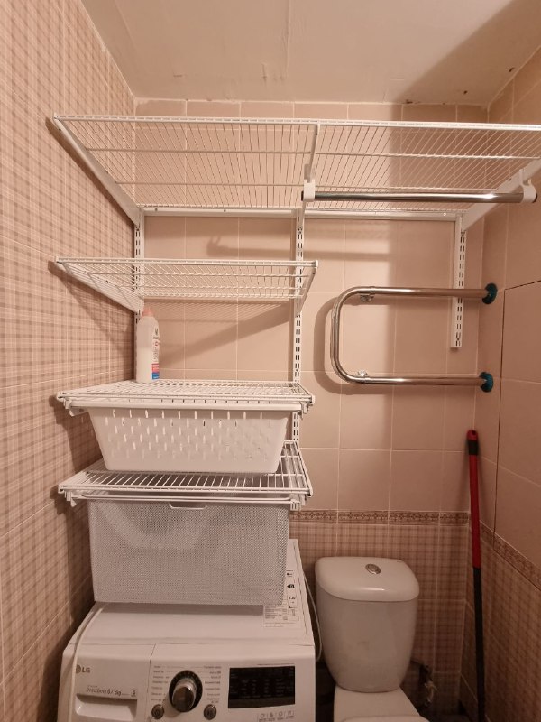 Белая угловая постирочная с выдвижными корзинами, ~1,1×1,8 м, фото 1