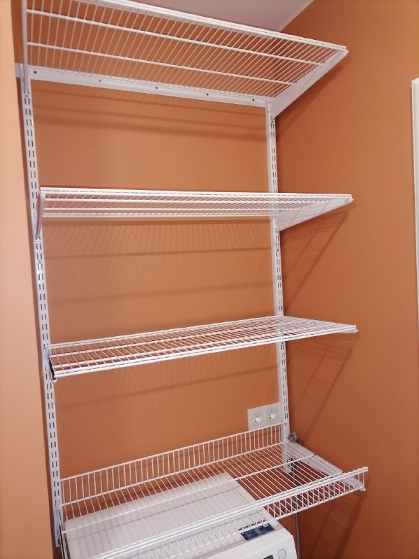 Белая угловая постирочная с выдвижными корзинами, ~1,4×1,6 м, фото 1