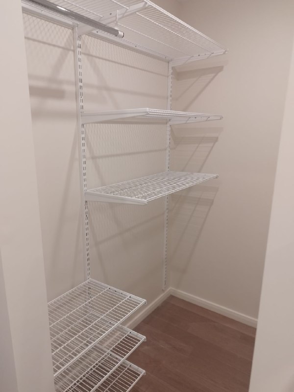 Белая угловая постирочная с выдвижными корзинами, ~1,8×1,5 м, фото 3