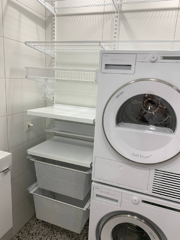Белая угловая постирочная с выдвижными корзинами, ~1,5×1,2 м, фото 2