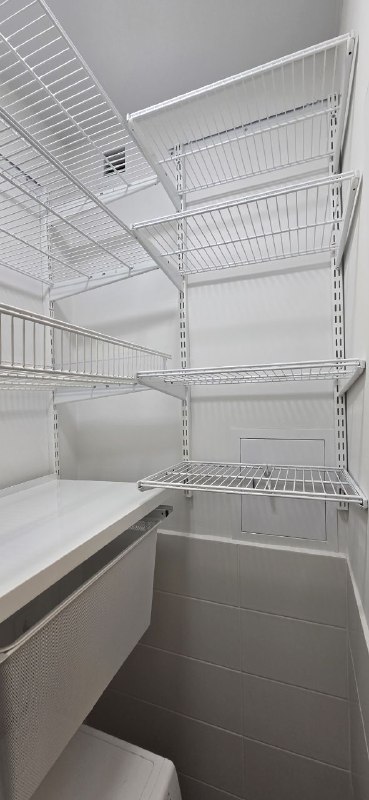 Белая угловая постирочная с выдвижными корзинами, ~1,2×1,4 м, фото 2