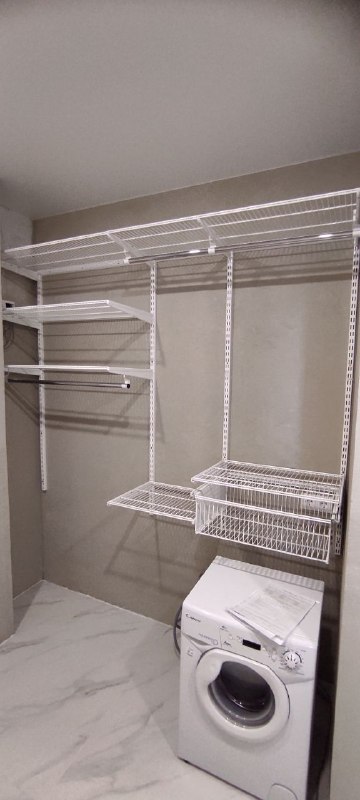 Белая угловая постирочная с выдвижными корзинами, ~1,8×1,2 м, фото 1