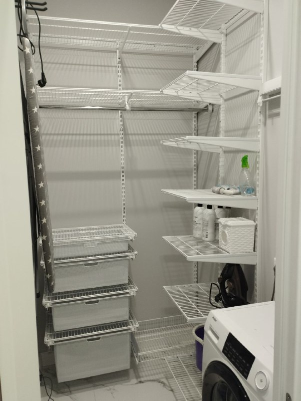 Белая угловая постирочная с выдвижными корзинами, ~1,5×1,6 м, фото 2