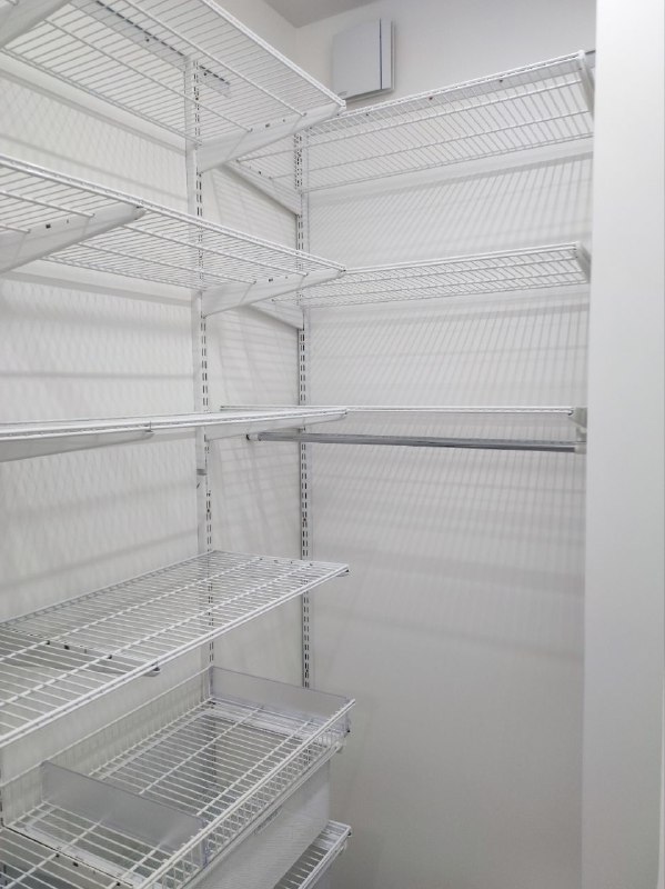 Белая угловая постирочная с выдвижными корзинами, ~1,3×1,2 м, фото 4