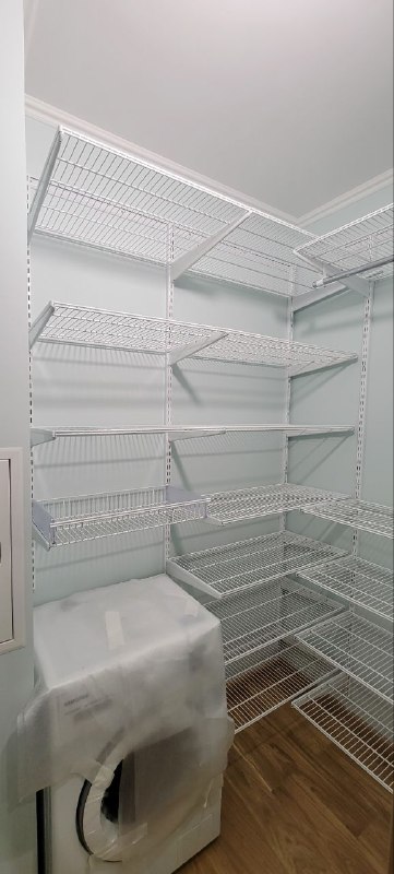 Белая угловая постирочная с выдвижными корзинами, ~1,1×1,8 м, фото 1