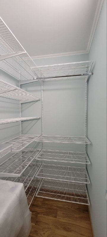 Белая угловая постирочная с выдвижными корзинами, ~1,1×1,8 м, фото 2