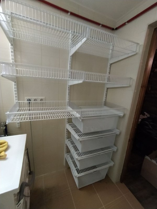 Белая угловая постирочная с выдвижными корзинами, ~2,7×1,8 м, фото 1