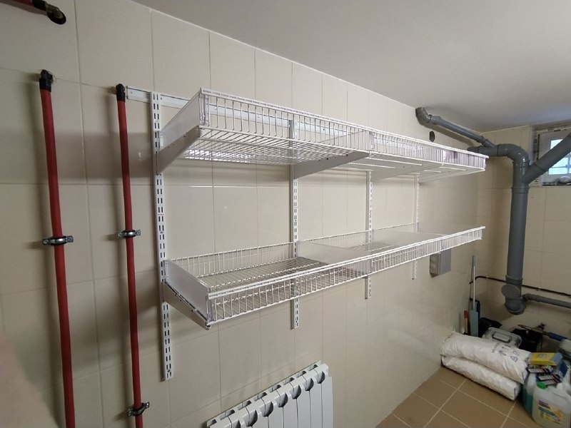 Белая угловая постирочная с выдвижными корзинами, ~2,7×1,8 м, фото 2