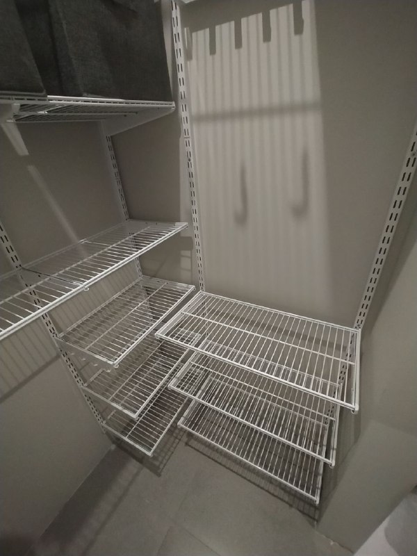 Белая угловая постирочная с выдвижными корзинами, ~1,5×1,4 м, фото 3