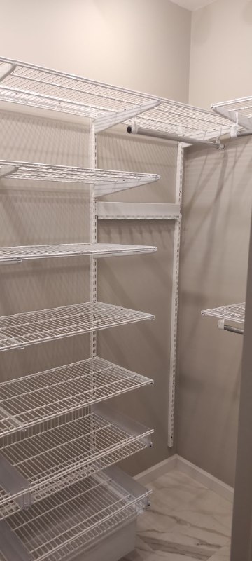 Белая угловая постирочная с выдвижными корзинами, ~1,4×1,7 м, фото 3