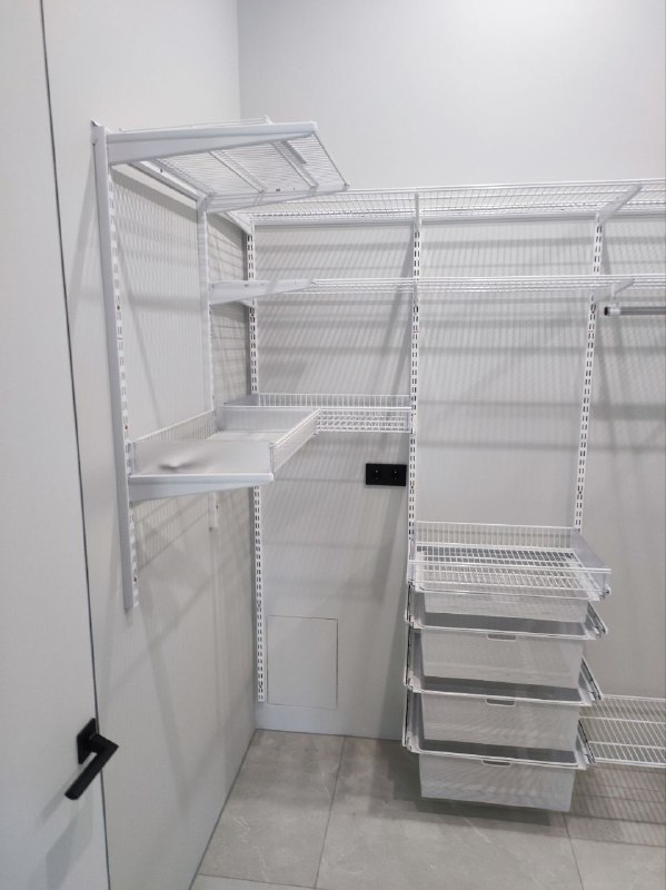 Белая угловая постирочная с выдвижными корзинами, ~2,2×2,8 м, фото 1