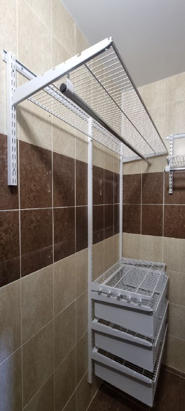 Белая угловая постирочная с выдвижными корзинами, ~1,4×1,9 м, фото 2