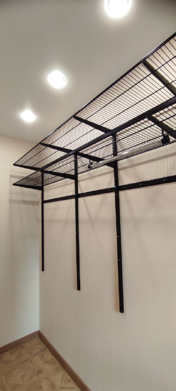 Чёрная двухсторонняя гардеробная, ~3×2,5 м, фото 1
