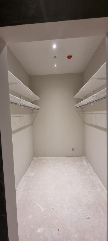 Чёрная двухсторонняя гардеробная, ~1,8×2 м, фото 1