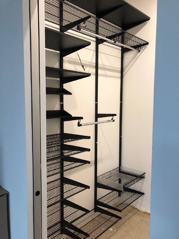Чёрная двухсторонняя гардеробная с брючницей, ~1,6×1,4 м, фото 1