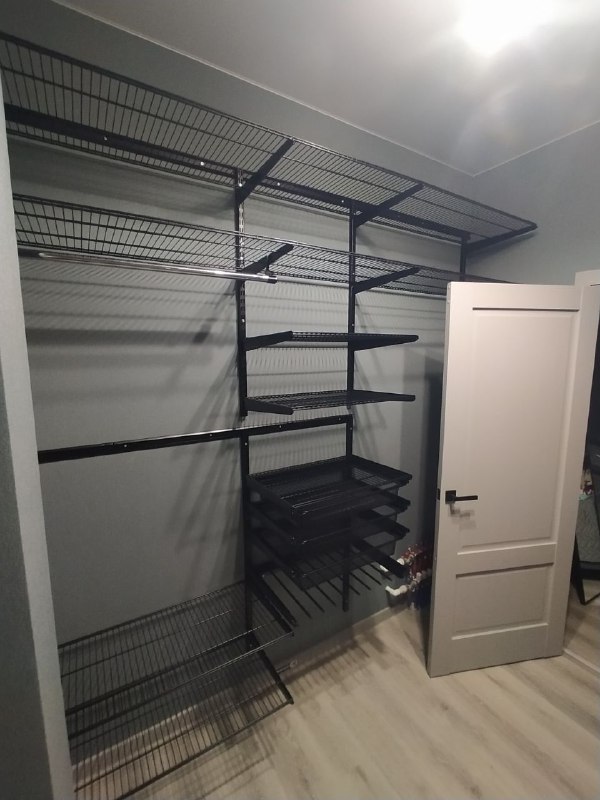 Чёрная двухсторонняя гардеробная с выдвижными корзинами, ~2,4×2,2 м, фото 4