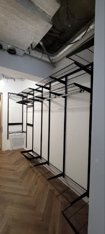 Чёрная двухсторонняя гардеробная с выдвижными корзинами, фото 2