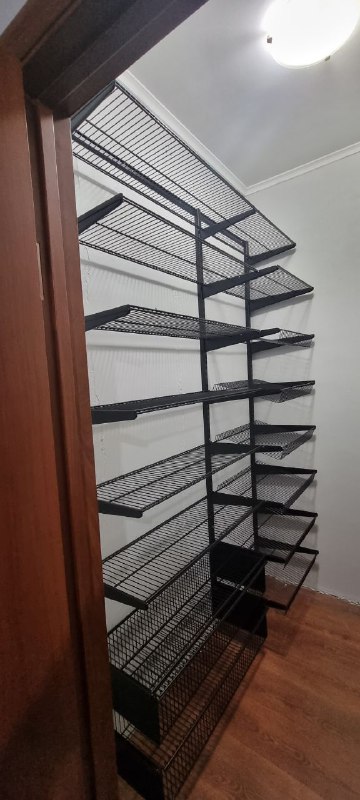 Чёрная двухсторонняя гардеробная с выдвижными корзинами, ~1,5×2 м, фото 1